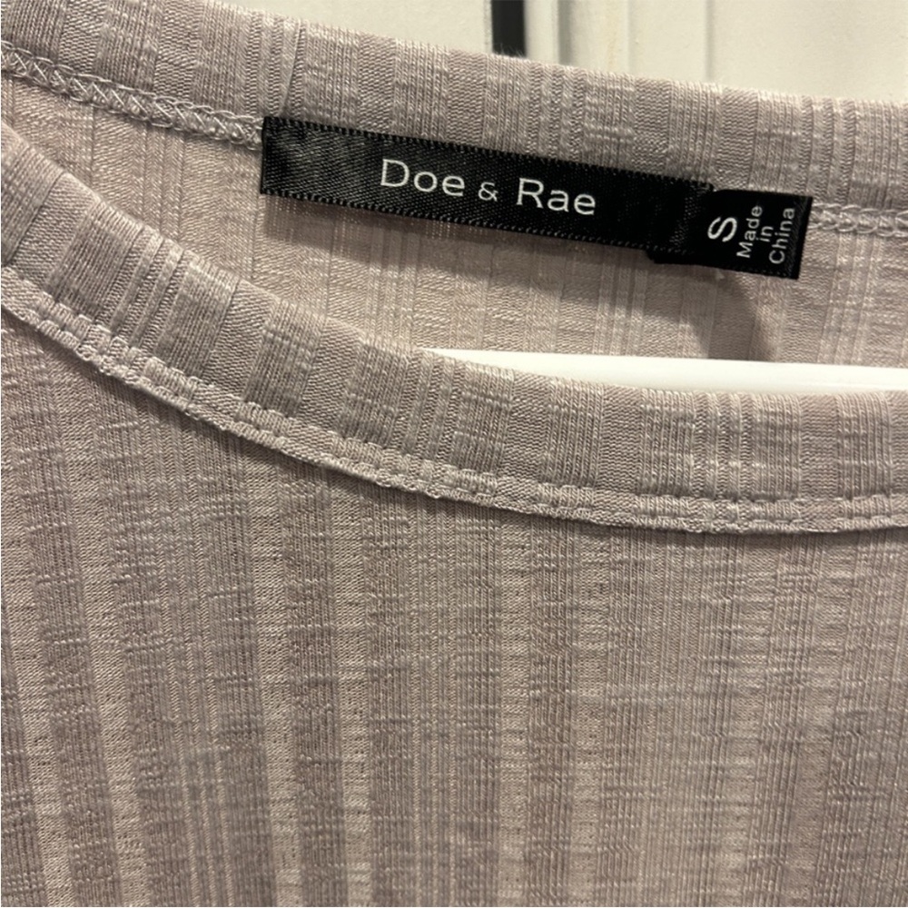 Doe & Rae 3/4 Sleeve Ruffle Top Small NWT - Picture 2 of 9